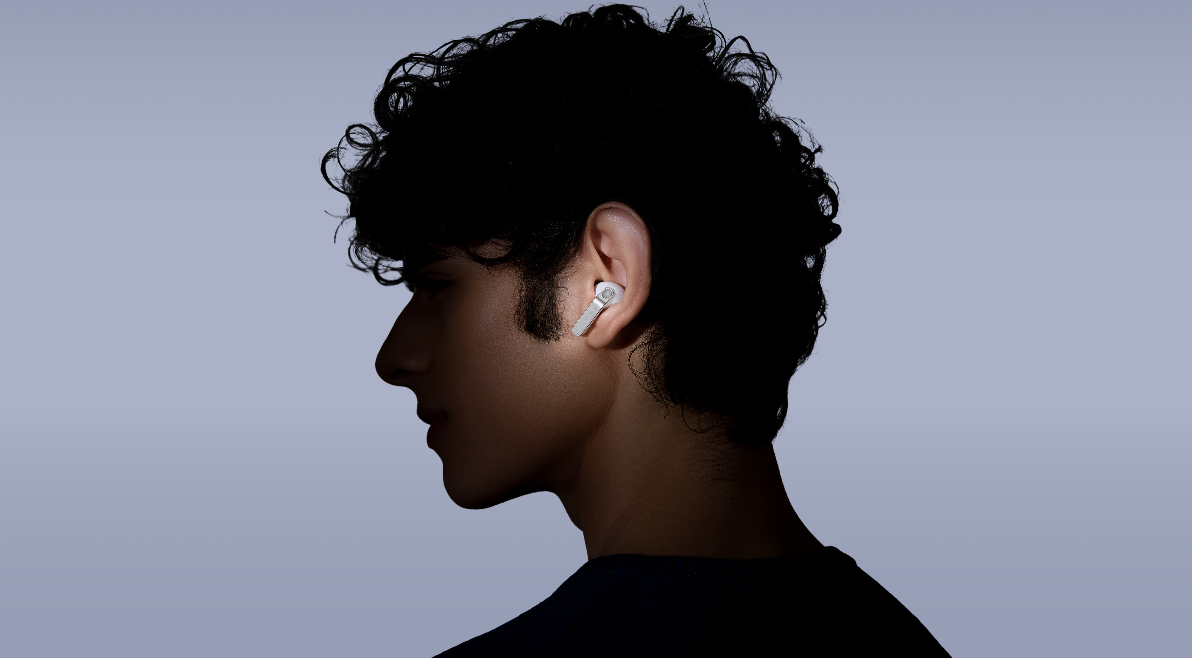 A person wearing Galaxy Buds4 Pro while looking toward the left.