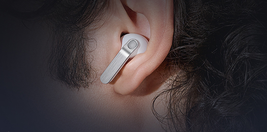 Close-up of a person's ear with a single, white Galaxy Buds4 Pro.